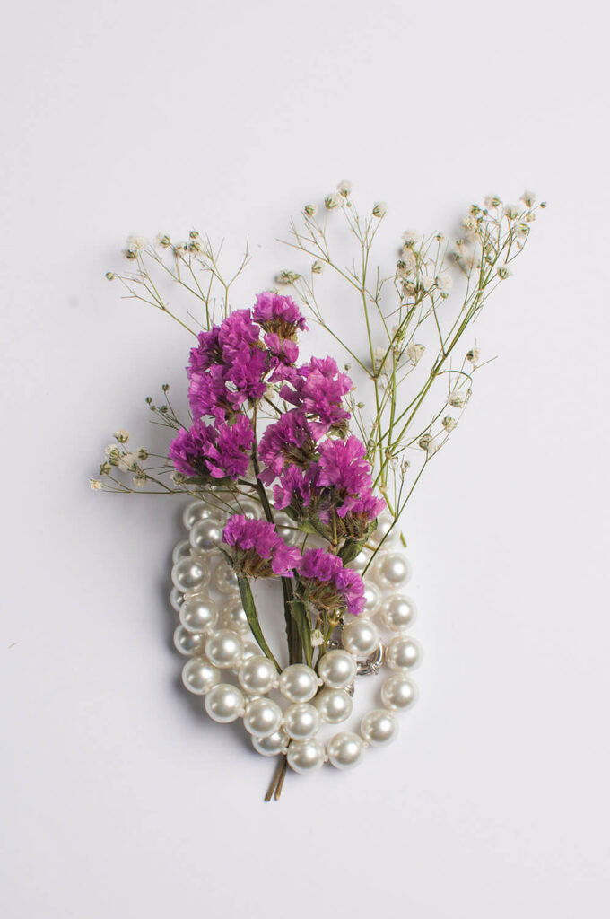 collar de perlas con flores