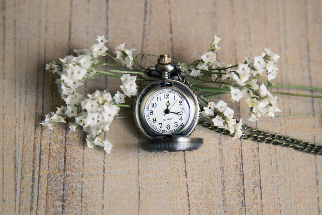 reloj antiguo con flores